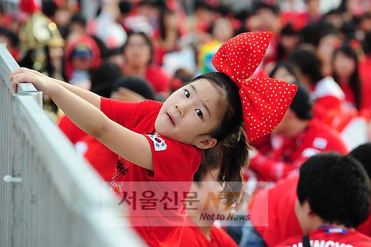 [NTN포토] 어린 붉은 악마, ‘경기 기다리기 지루해’