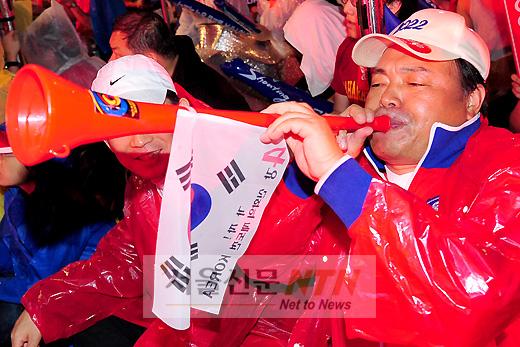 [NTN포토] 부부젤라 힘차게 부는 김흥국