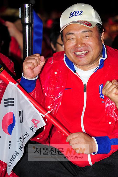 [NTN포토] 김흥국 ‘콧수염 자르고 응원왔어요’