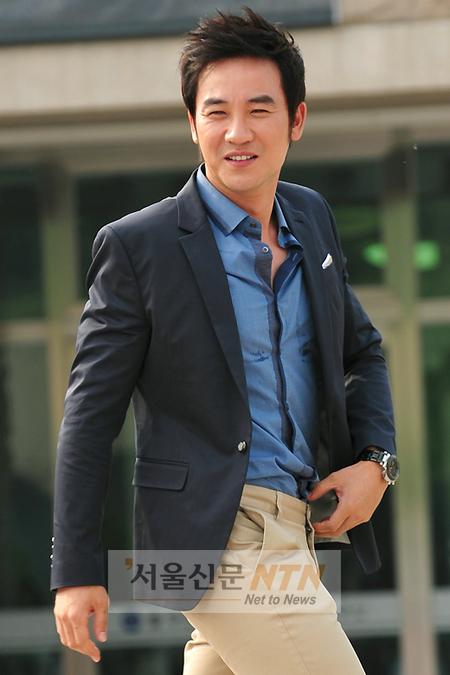 [NTN포토] 엄태웅 ‘벨트를 안했더니 바지가···’