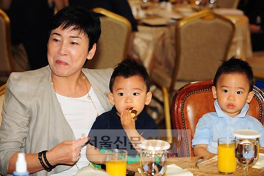 [NTN포토] 축구 대표팀 해단식 참석한 허정무 감독의 아내