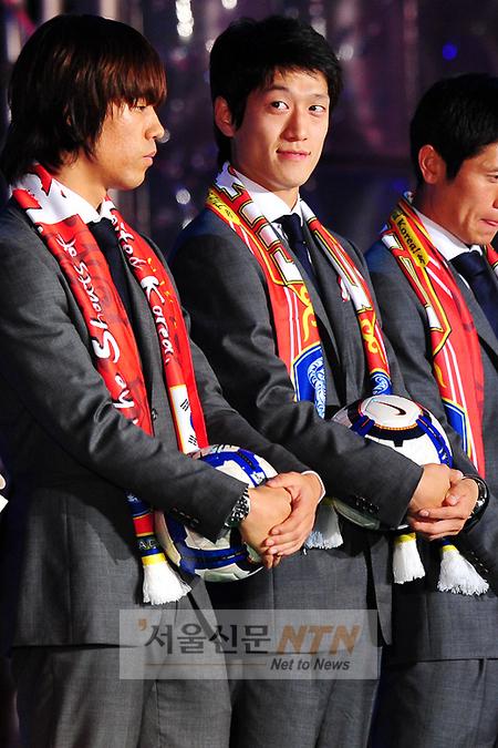[NTN포토] 이청용, 꼭 끌어 안은 축구공