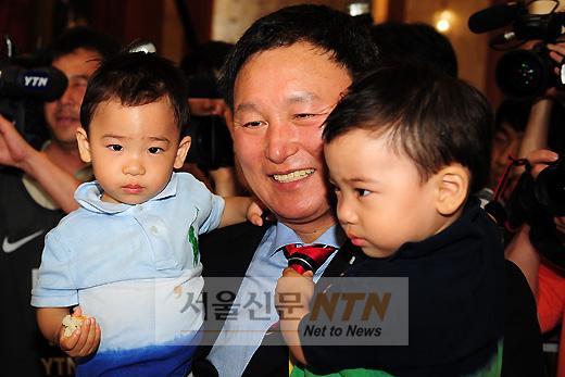 [NTN포토] 허정무, ‘우리 손자들 오랜만이야’