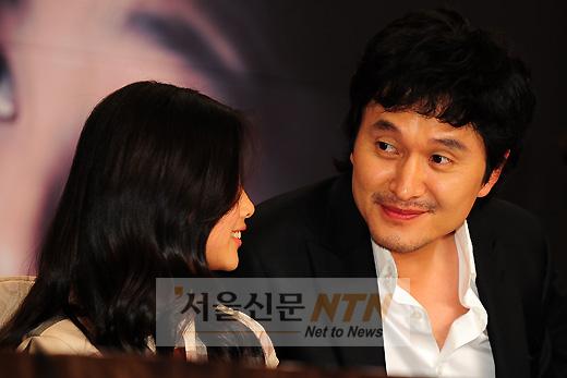[NTN포토] 김유정의 말 귀기울이는 장현성