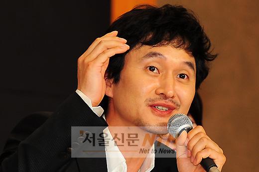 [NTN포토] 장현성, 지인에게 반가운 인사
