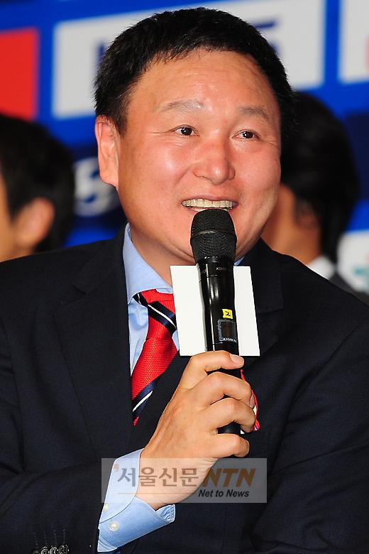 허정무 “감독직 내려놓겠다” 연임 포기발표