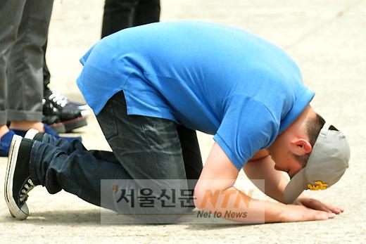 [NTN포토] 팬들에게 큰절로 보답하는 강인