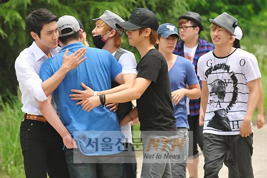 [NTN포토] 강인 군대가는길 마중나온 슈퍼주니어