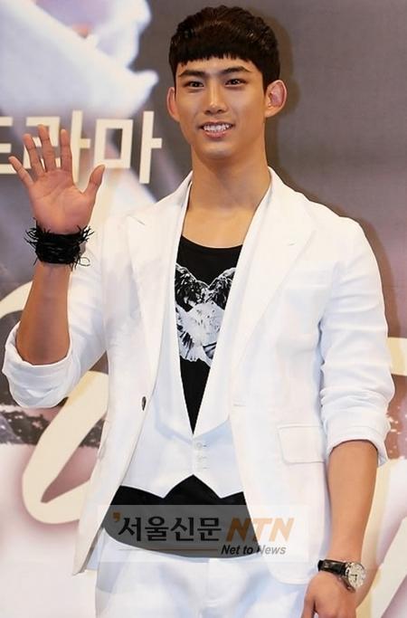 2PM 택연, ‘신예’ 지나 열성응원 “사랑해달라”