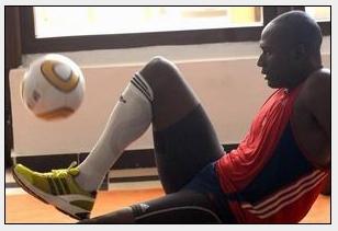 쿠바의 축구묘기 달인 ‘앉아서 볼 차기’ 세계 신기록
