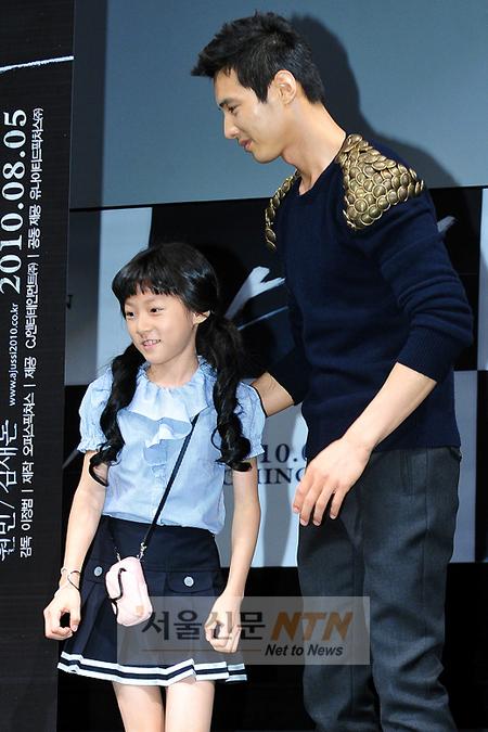 [NTN포토] 원빈 ‘새론아, 이쪽으로 가야지’