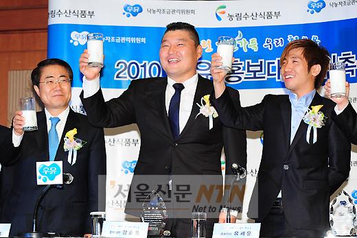 [NTN포토] 장태평 장관·강호동·유세윤, ‘우유 소비 촉진을 위하여’