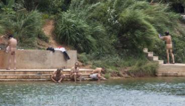 ‘남성들의 파라다이스?’ 中누드 저수지 인기