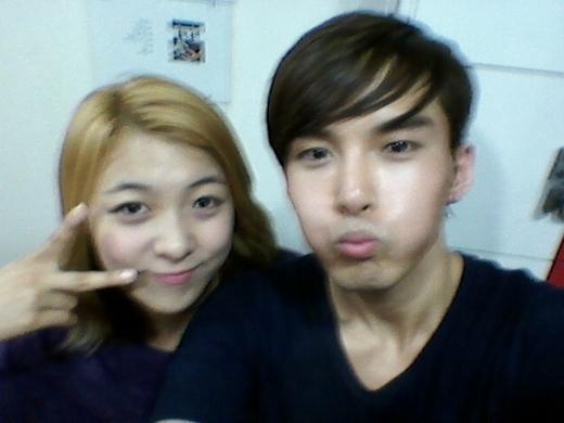 려욱-루나, 헬스장 절친 인증샷 공개 ‘친분과시’