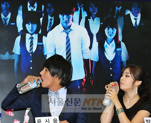 [NTN포토] 윤시윤·박지연 ‘물 파도타기!’