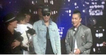 태양, 1위 앙코르 무대에 애완견 ‘보스’ 등장