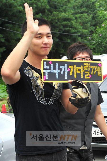 [NTN포토] 신동욱 ‘2년 뒤에 만나요!’