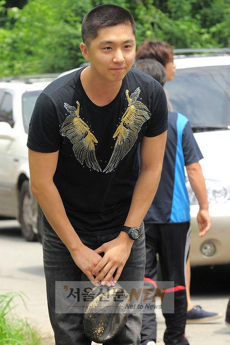 [NTN포토] 정중하게 인사하는 신동욱