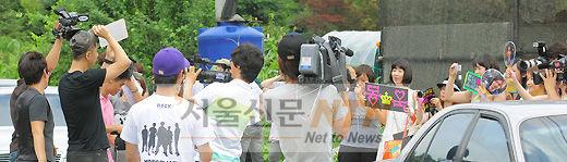 [NTN포토] 입대전 팬들에게 인사하는 신동욱