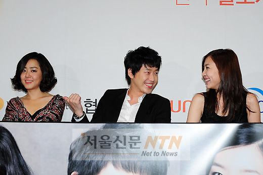 [NTN포토] 엄기준, ‘두 여주인공들과 즐거운 수다’