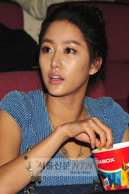 [NTN포토] 팝콘 먹다가 놀란 전혜빈