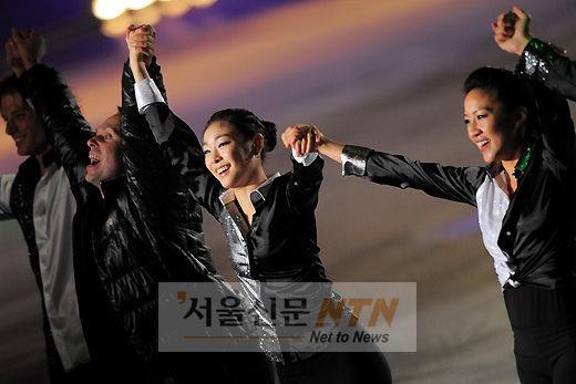 [NTN포토] 팬들에게 인사하는 ‘데이비드·김연아·미셸 콴’