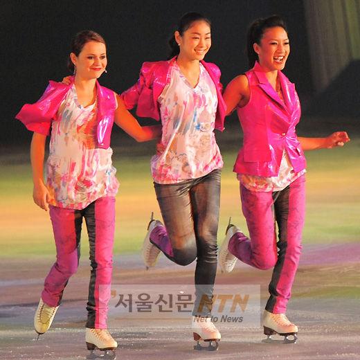 [NTN포토] 샤샤 코헨·김연아·미셸 콴 ‘싱그러운 미소’