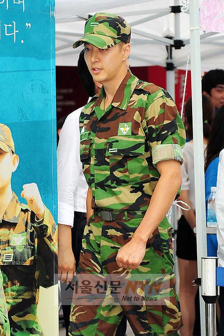 [NTN포토] 이동건, ‘입대 후 팬들과 첫 만남 가져’