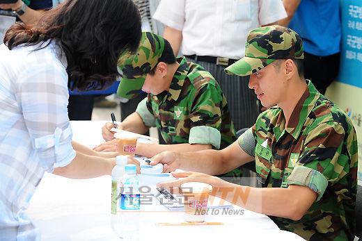 [NTN포토] 이동건 팬, ‘고무신 거꾸로 신지 마세요’