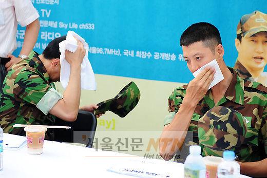 [NTN포토] 앤디·이동건, ‘오늘 너무 더워요’