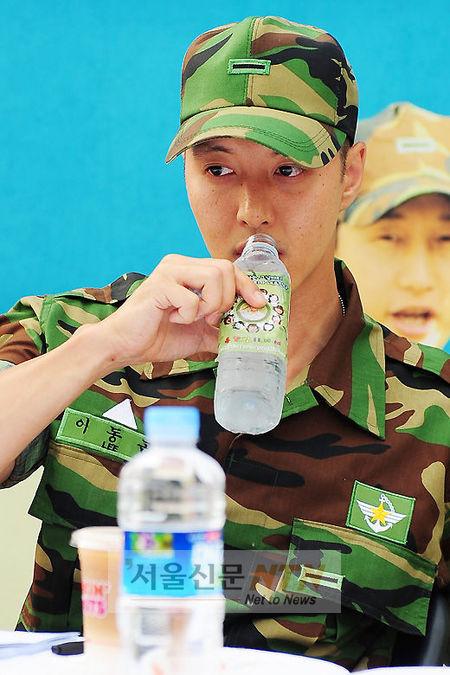 [NTN포토] 이동건, ‘너무 목이 타요’