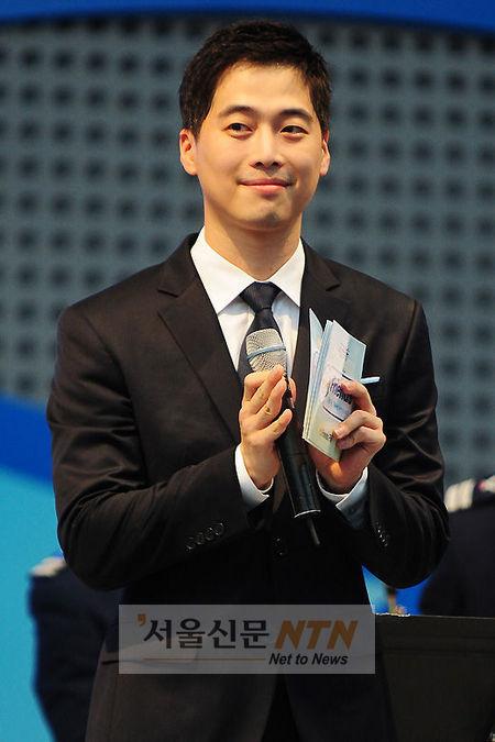 [NTN포토] 상병 김재원, ‘드림콘서트 진행 맡았어요’