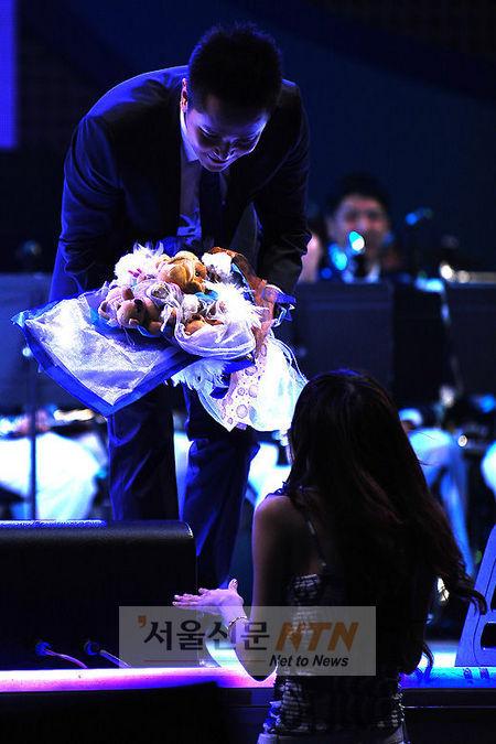 [NTN포토] 김정훈, ‘꽃다발 선물 감사드려요’