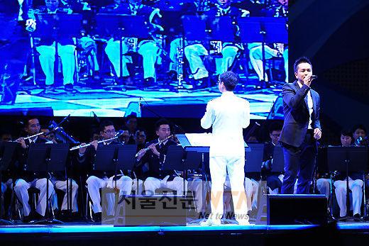 [NTN포토] 김정훈, ‘군악대와 함께한 멋진 무대’