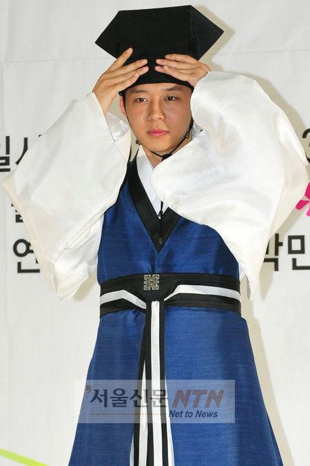 믹키유천 매니저, 여학생 폭행…”어깨 밀쳐” vs “따귀때려” 진실공방