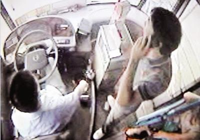 버스기사 폭행당하는데도 승객들은 ‘못본척’ 충격