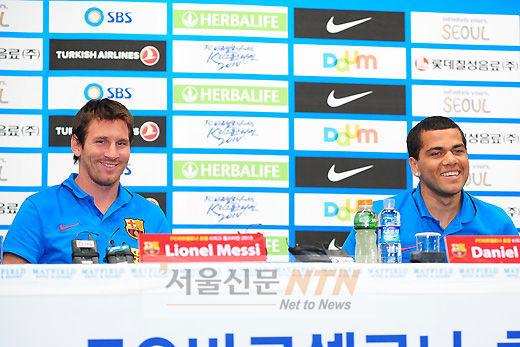 [NTN포토] 메시·알베스, ‘질문이 너무 재밌네’
