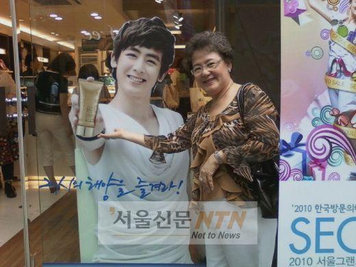 2PM 닉쿤, 엄마 사진 공개… ‘붕어빵 모자’ 인증