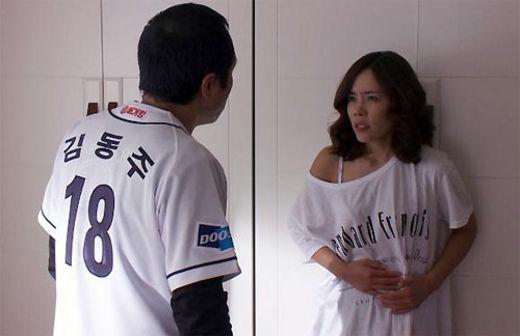 영화 ‘불청객’, 두산베어스 유니폼 무단사용 논란…팬들 “명예훼손”