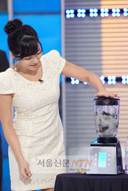 아나운서 이윤진,고가 명품백 믹서기에 갈아버린 이유는?