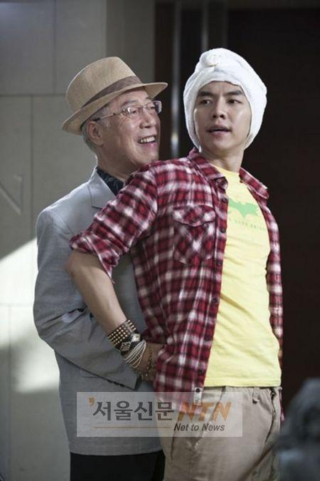 이승기, 미용실서 뒷덜미?...관련 스틸컷 화제