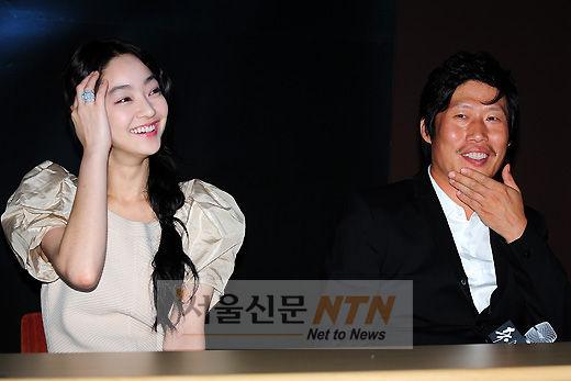 [NTN포토] ‘환한 미소 서효림, 쑥스러운 유해진’