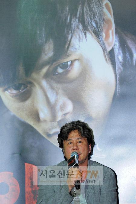 [NTN포토] 최민식 ‘이병헌과 눈빛 대결’
