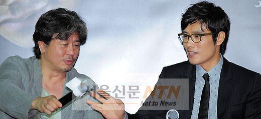 [NTN포토] 이병헌 ‘민식이 형, 마이크 괜찮아요’