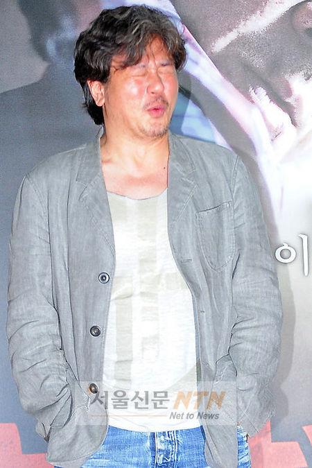 [NTN포토] 최민식 ‘눈이 너무 부셔요’