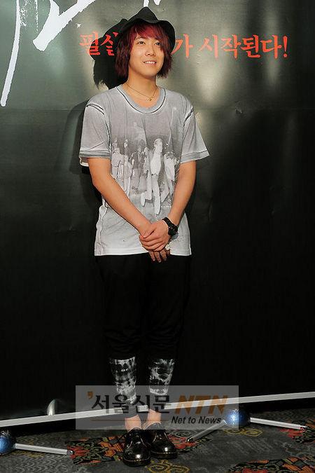[NTN포토] 이홍기 ‘오늘 의상 멋있죠?’