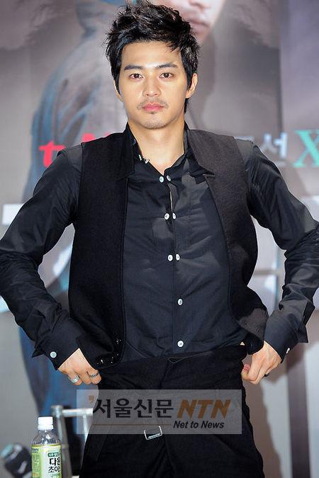 [NTN포토] 김지훈 ‘흘러내려가는 바지’