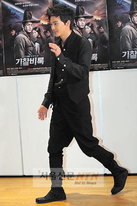 [NTN포토] 김지훈 ‘올블랙으로 멋냈어요’
