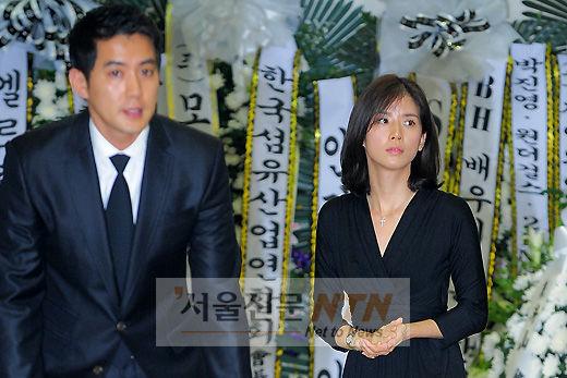 [NTN포토] 故 앙드레김 빈소에서 나오는 류진·이보영