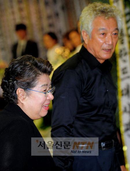 [NTN포토] 강신성일·엄앵란 ‘부디 좋은 곳으로 가세요’